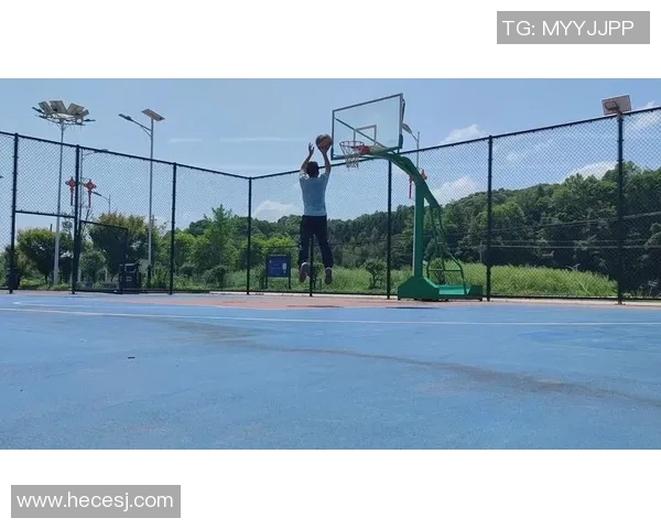 足球巨星挑战篮球篮筐精彩瞬间 投篮技巧展示与球场风采并存